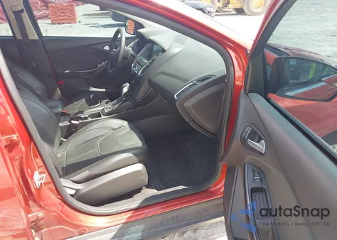 2018 Ford Focus Titanium z USA, uszkodzony, nr VIN 1FADP3J23JL295888